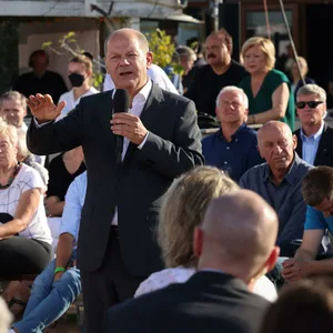 Bundeskanzler Olaf Scholz (SPD) sprach am Montagabend bei einem Bürgerdialog im Strandsalon an der Trave.