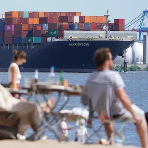 Sonne in Hamburg: In den kommenden Tagen werden Hamburger:innen wohl nach Abkühlung suchen.