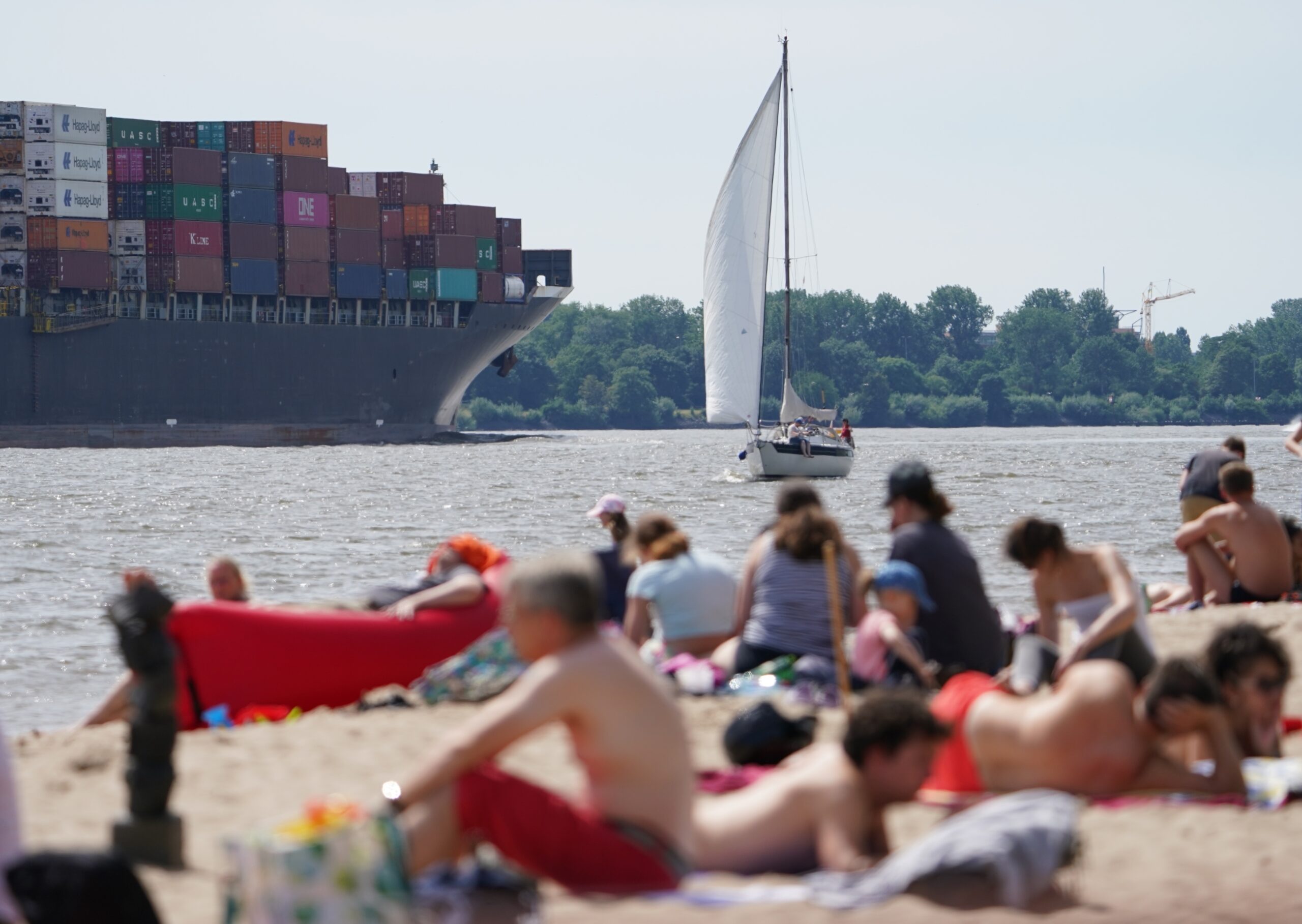 Menschen genießen den Sommer am Elbstrand – mit dem schönen Wetter ist es in Hamburg aber erst einmal vorbei.