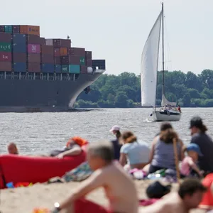 Menschen genießen den Sommer am Elbstrand – mit dem schönen Wetter ist es in Hamburg aber erst einmal vorbei.