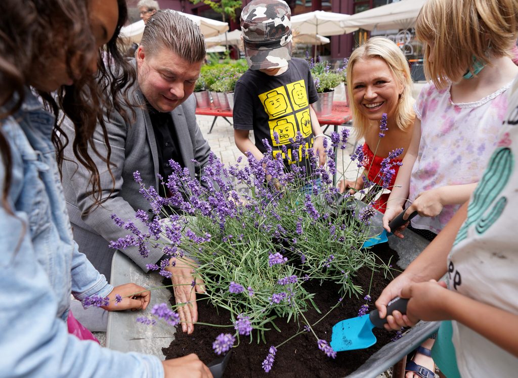 Dressel, Meierhenrich und einige Kinder stehen um eine Schublade mit Lavendel herum.