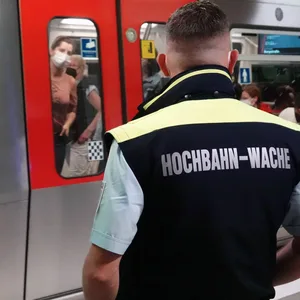 Ein Mitarbeiter der Hochbahn-Wache steht an der U-Bahn-Haltestelle Burgstraße (Archivbild).