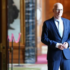 Peter Tschentscher (SPD), Erster Bürgermeister und Präsident des Senats der Freien und Hansestadt Hamburg, steht im Rathaus.