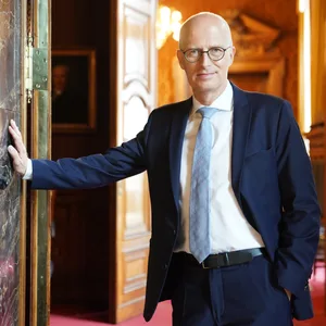 Peter Tschentscher (SPD), Erster Bürgermeister und Präsident des Senats der Freien und Hansestadt Hamburg, steht im Rathaus.