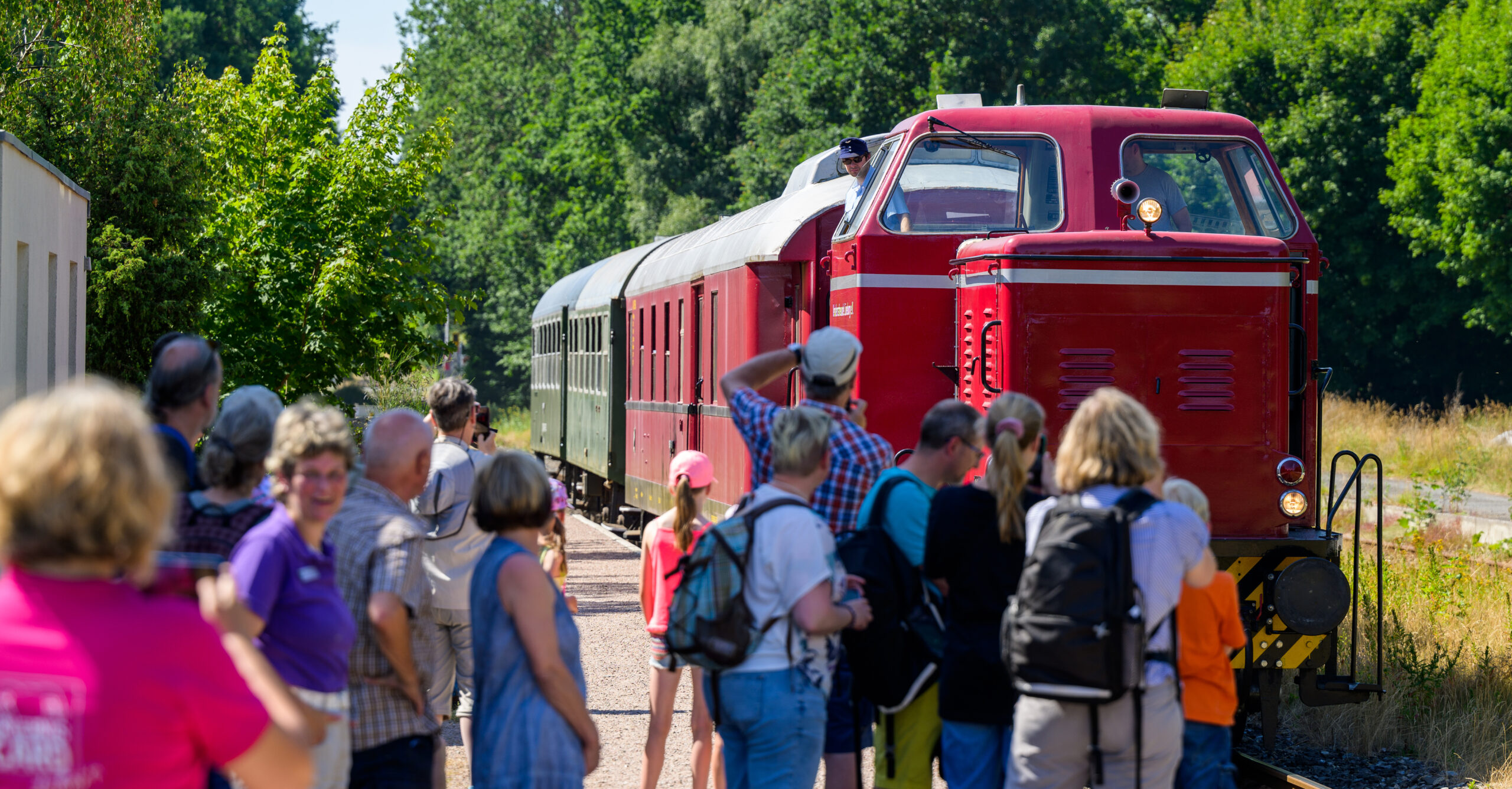 ahrgäste bei der Einfahrt des historischen „Heide-Express“