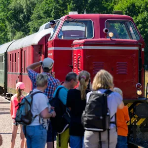 ahrgäste bei der Einfahrt des historischen „Heide-Express“