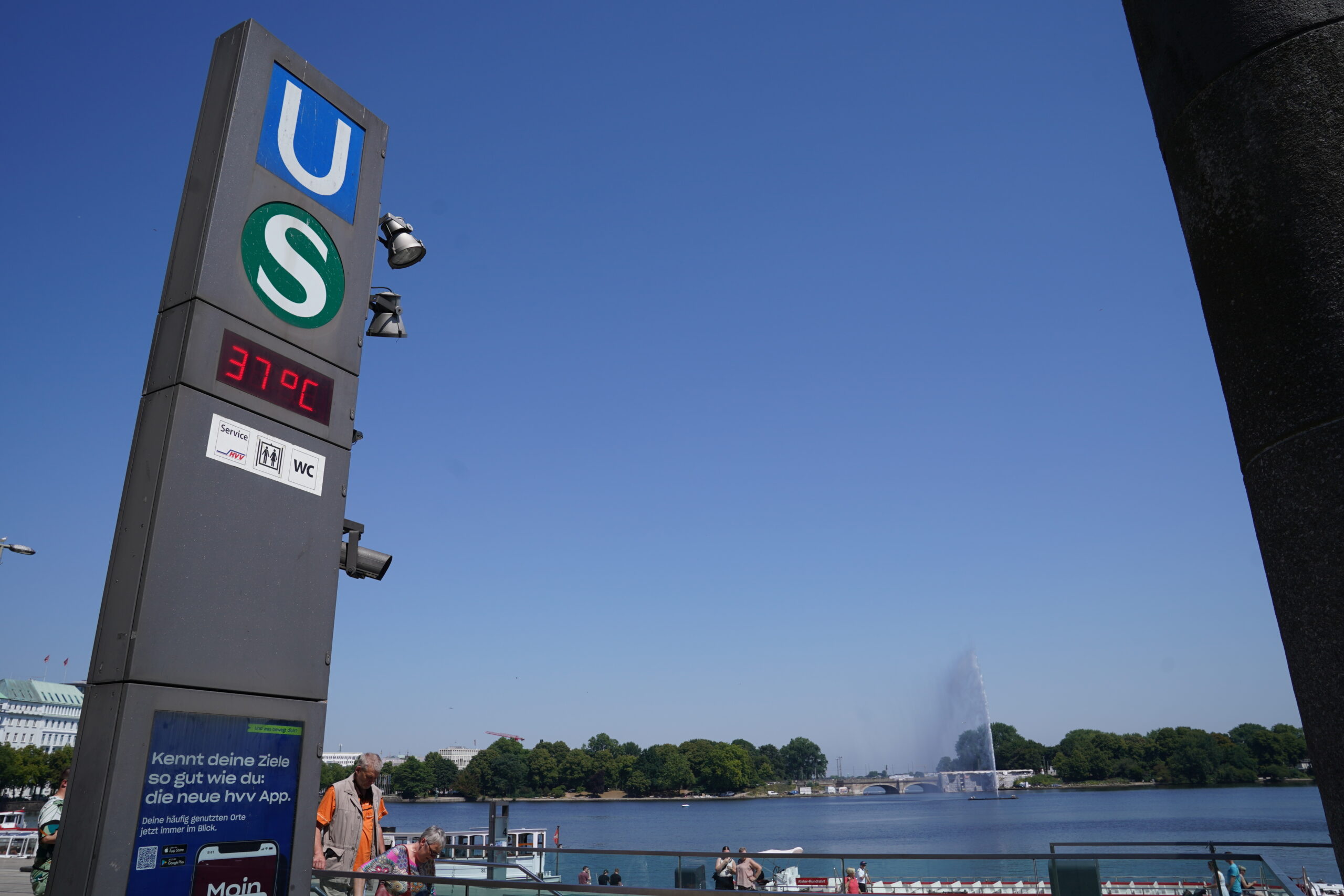 „37 Grad Celsius“ zeigt das Thermometer an der Binnenalster in der Innenstadt am Mittwochmittag an.