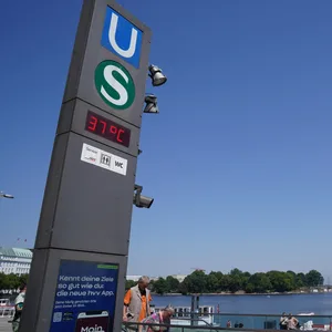 „37 Grad Celsius“ zeigt das Thermometer an der Binnenalster in der Innenstadt am Mittwochmittag an.