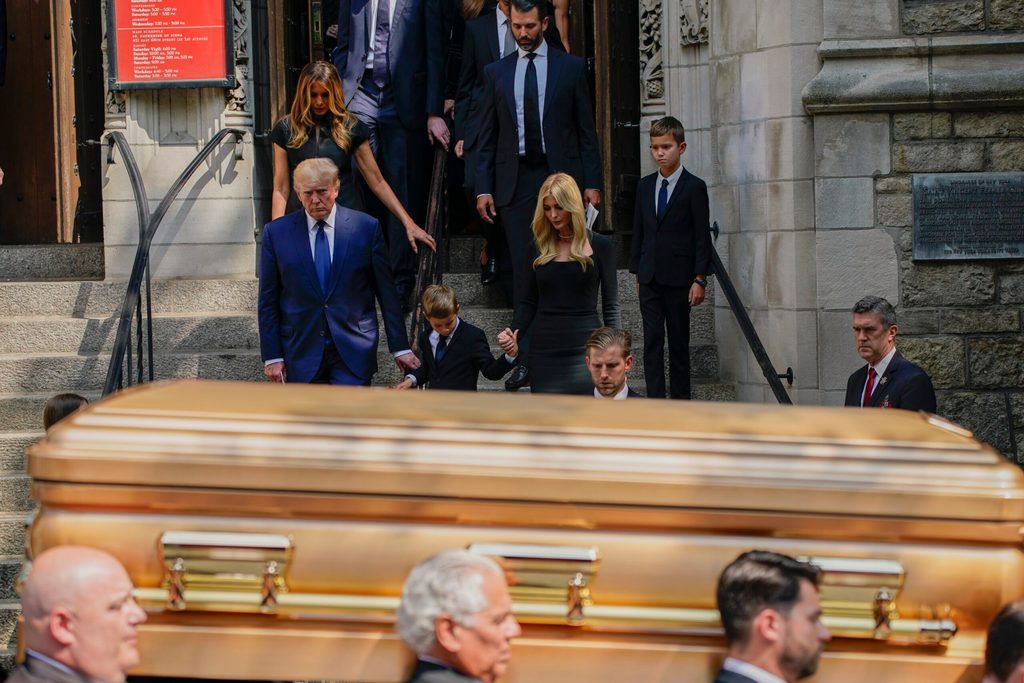 Familie Trump bei Ivanas Trauerfeier in New York.