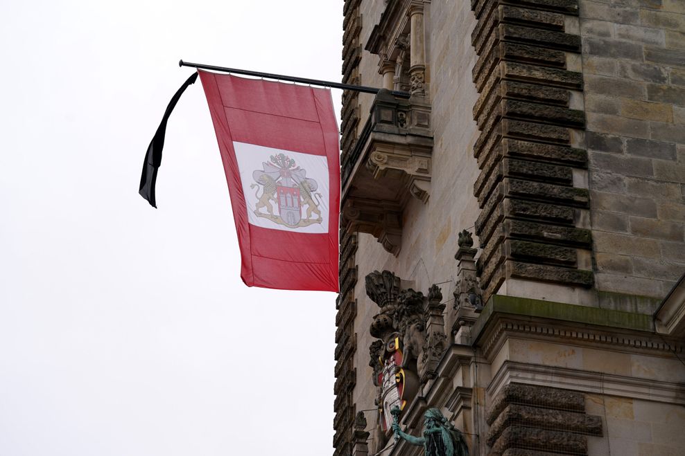 Nach dem Tod von Uwe Seeler sind die Flaggen am Rathaus auf Halbmast gehängt.