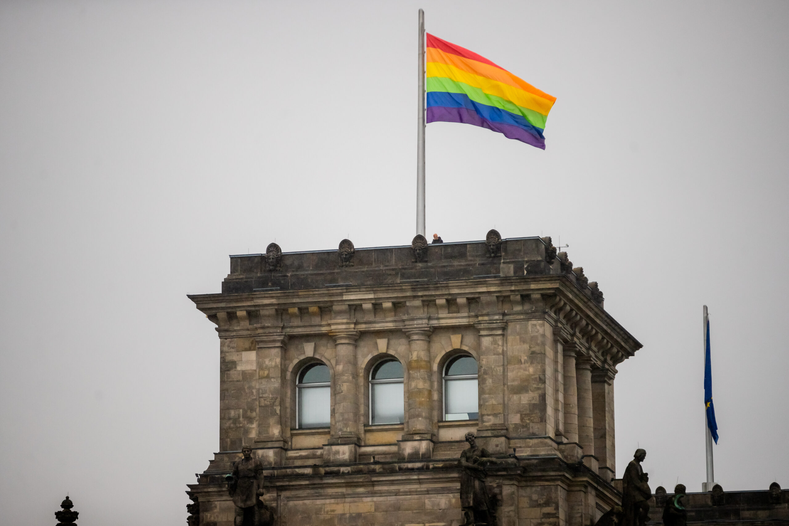 Regenbogenflagge Reichstag
