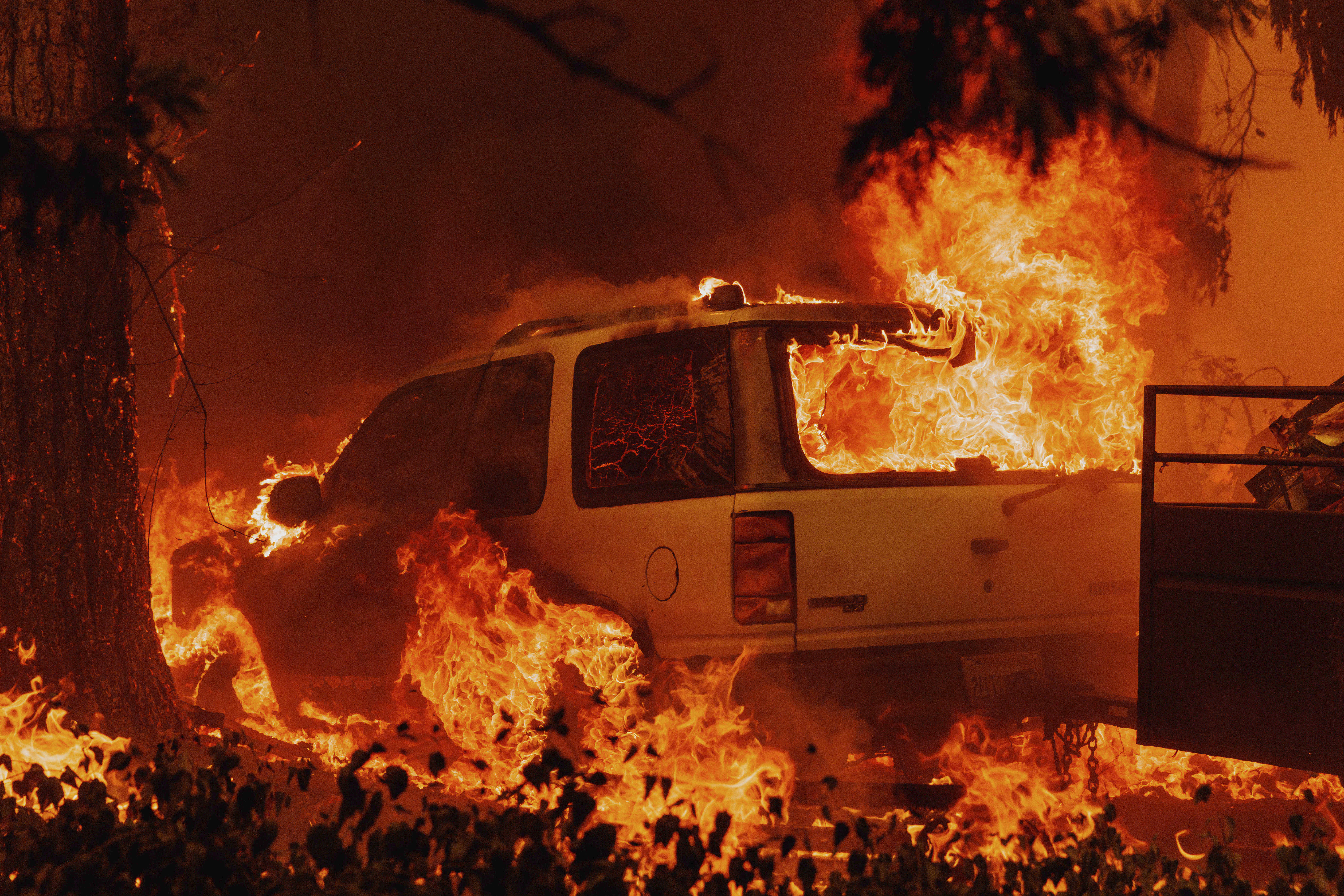 Der Waldbrand Oak Fire in Kalifornien hat ein Auto erfasst.