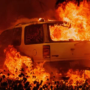 Der Waldbrand Oak Fire in Kalifornien hat ein Auto erfasst.