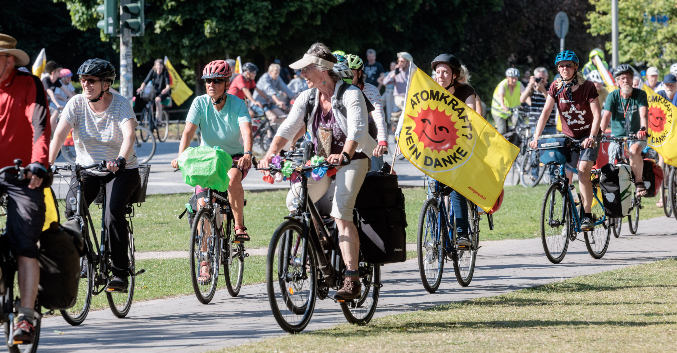 Mit einer Fahrraddemo protestieren Atomkraftgegner gegen die Vorstöße, die Abschaltung der letzten drei AKW in Deutschland Ende des Jahres zu verhindern.