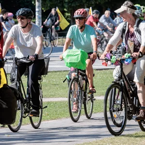 Mit einer Fahrraddemo protestieren Atomkraftgegner gegen die Vorstöße, die Abschaltung der letzten drei AKW in Deutschland Ende des Jahres zu verhindern.