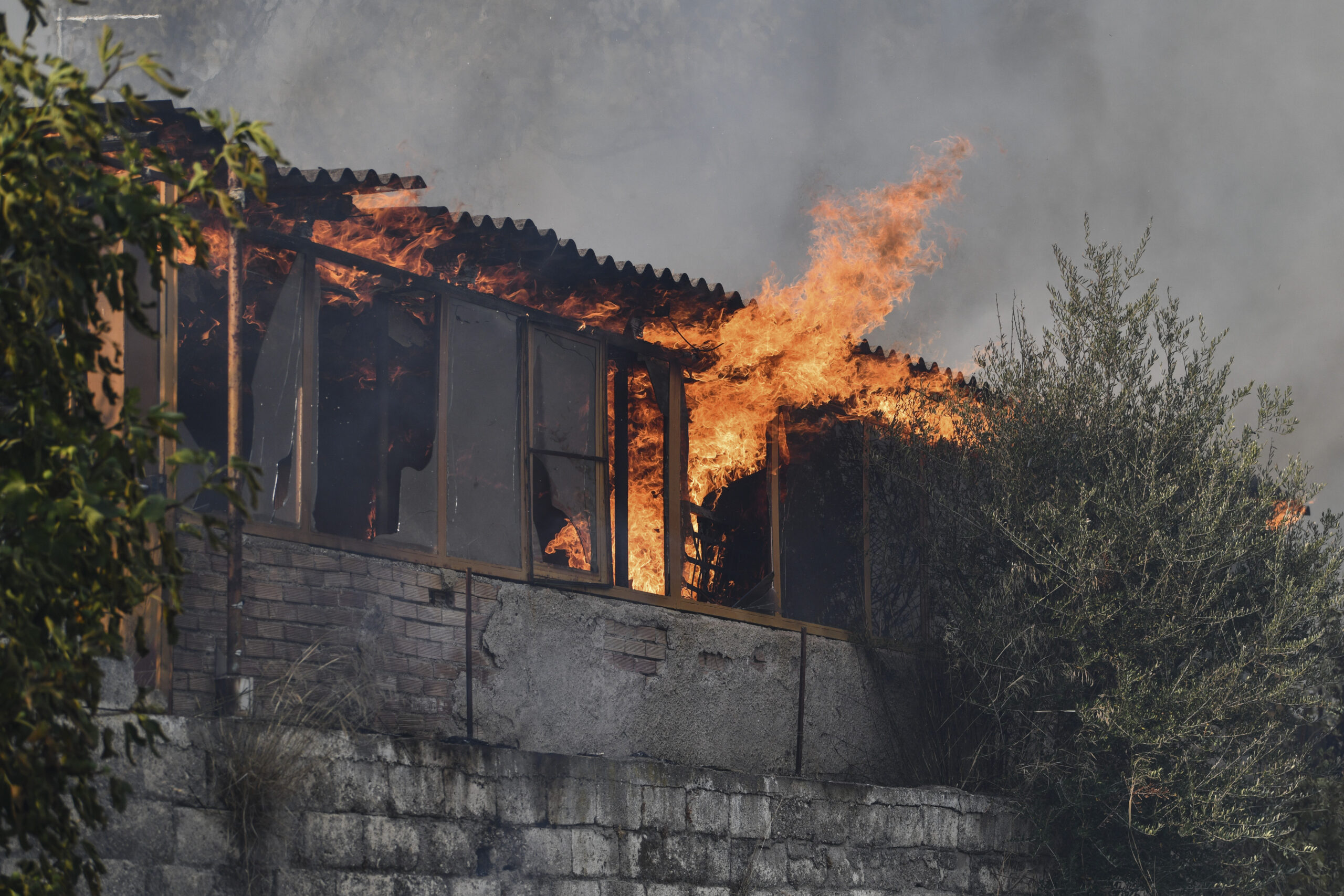 Ein Haus brennt in der Nähe des Dorfes Krestena südlich des antiken Olympia.