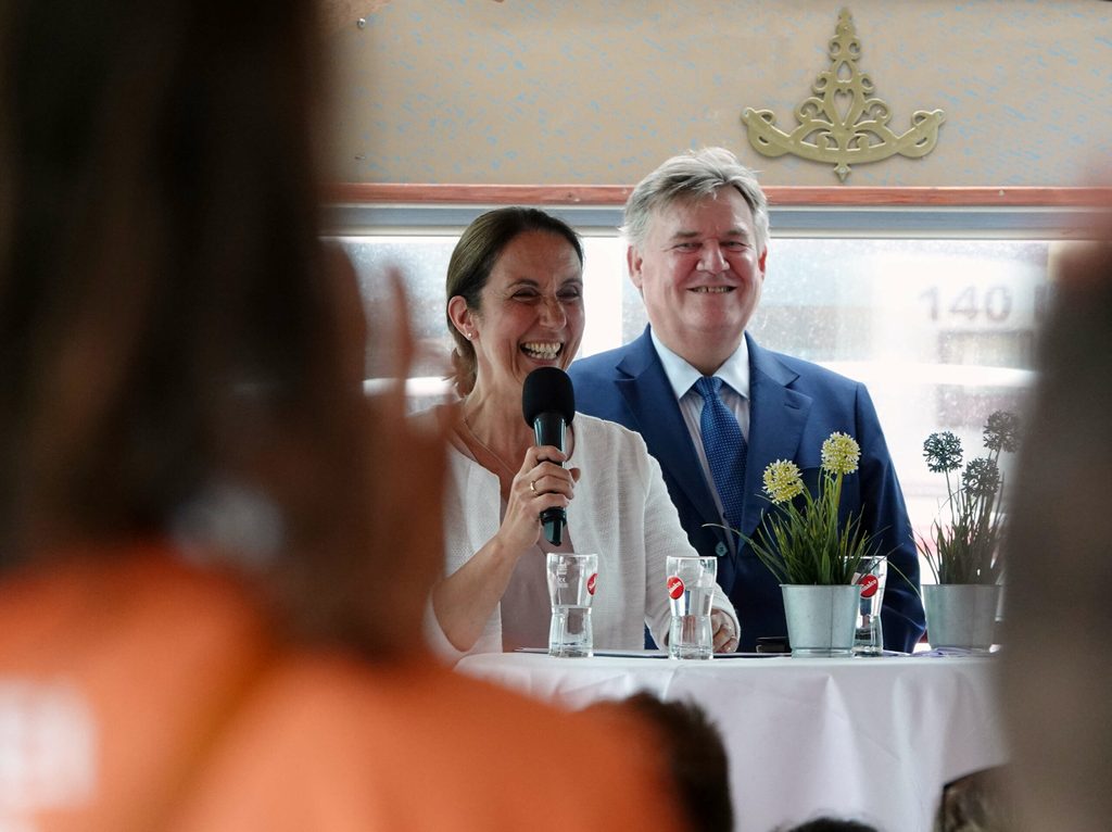 Aydan Özoğuz, Vizepräsidentin des Deutschen Bundestages, spricht während der Eröffnung der Internationalen Deutscholympiade (IDO) auf dem Fahrgastschiff „Commodore”. Neben ihr steht Rainer Schulz, Staatsrat der Behörde für Schule und Berufsbildung Hamburg.