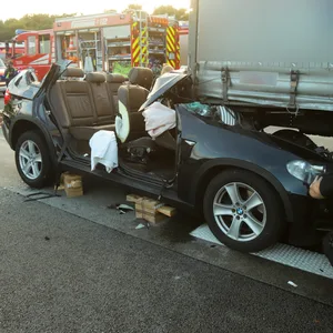 Auto kollidiert mit Sattelzug auf A1 - Fahrer schwer verletzt