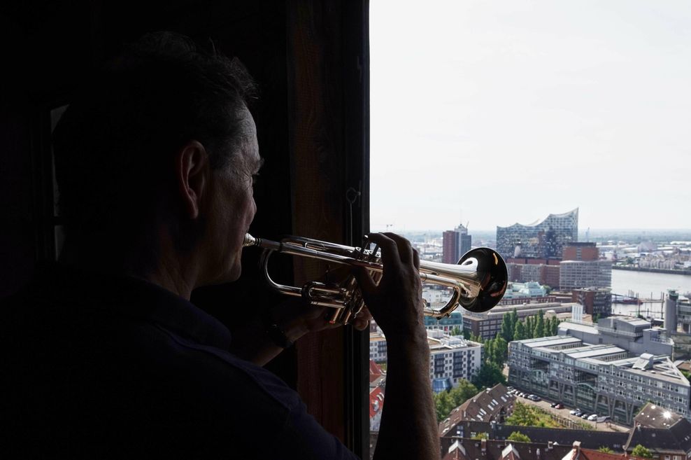 Turmbläser Josef Thöne hat bei seiner Arbeit einen weiten Blick über Hamburg.