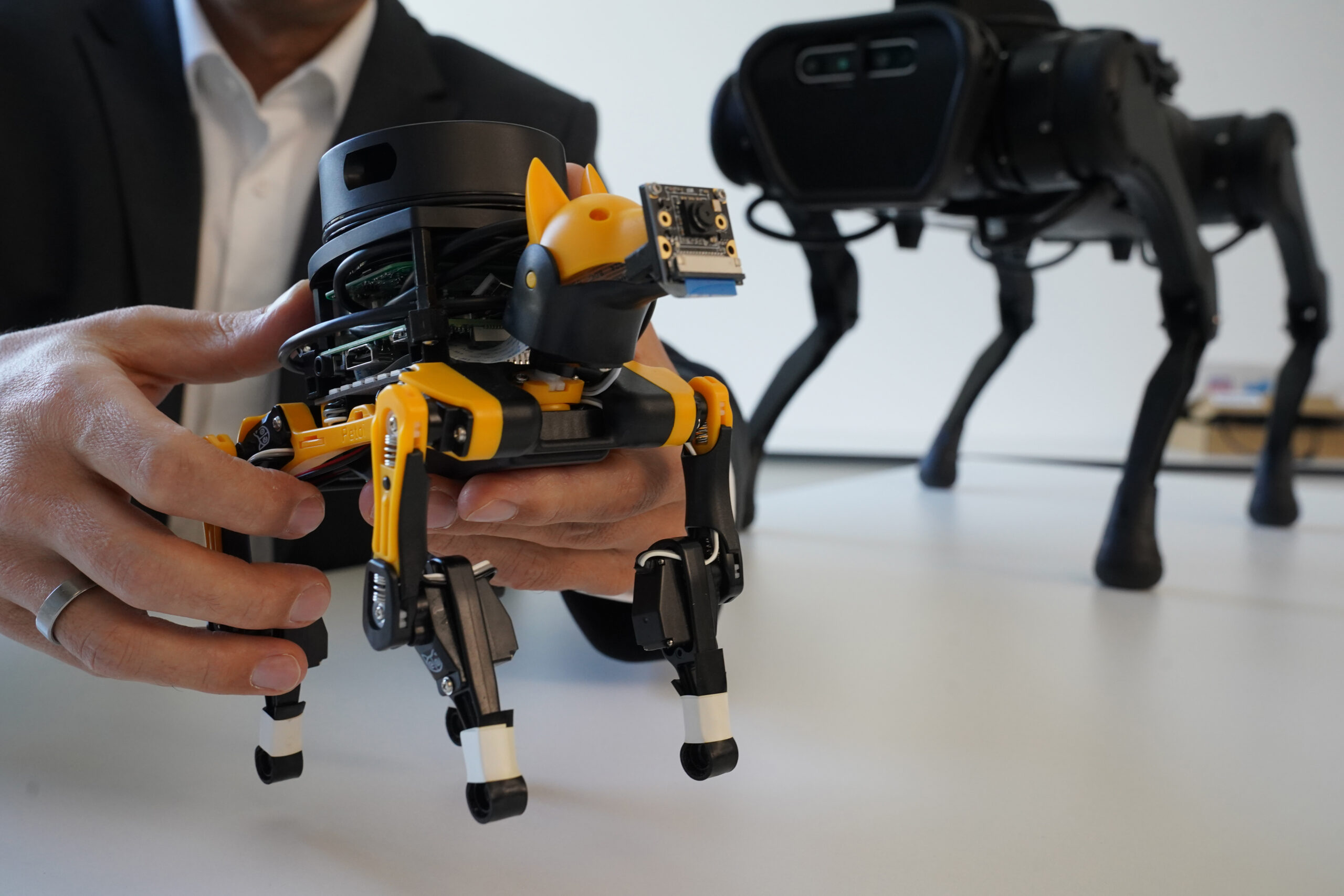 Ein Professor der Technischen Universität Hamburg (TUHH) hält den chinesischen Roboterhund in der Hand.