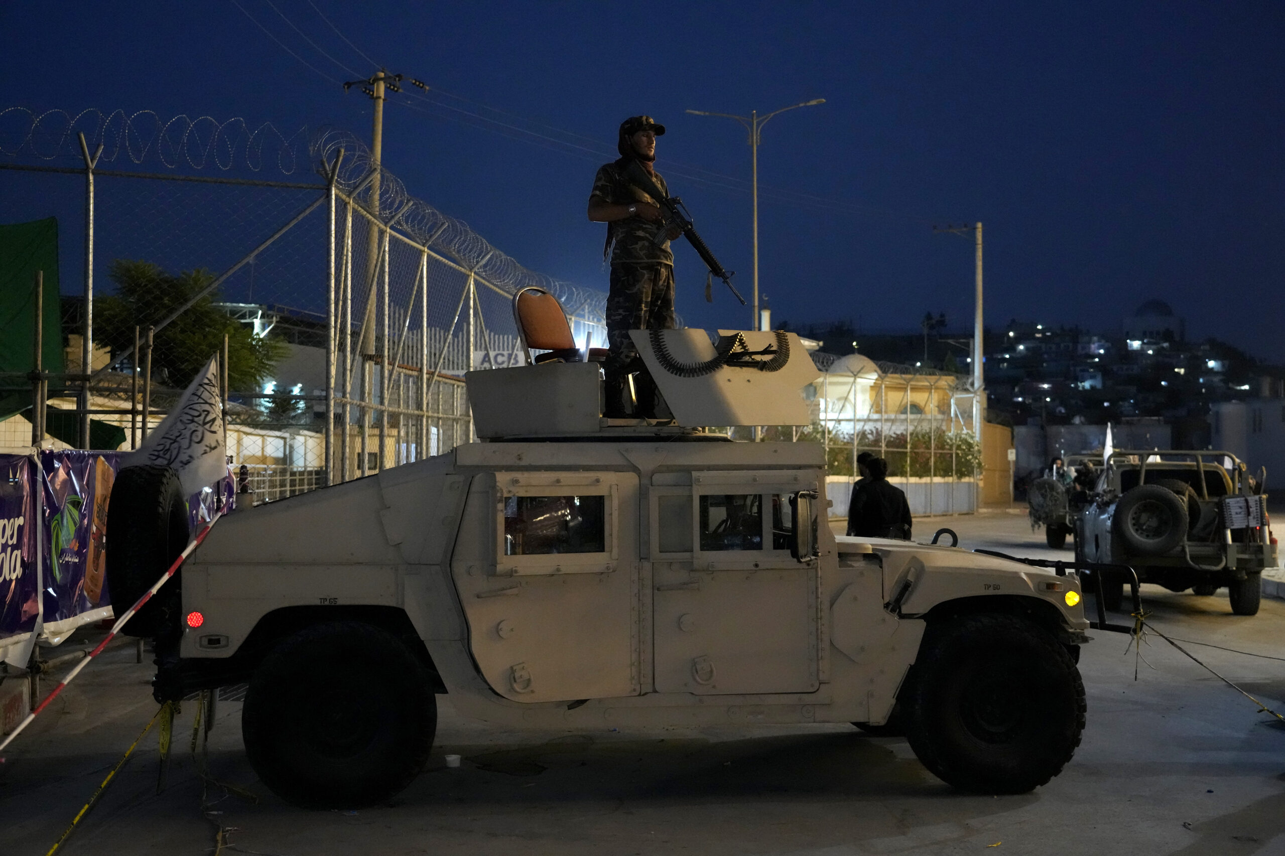 Ein Taliban-Kämpfer steht Wache am Ort einer Explosion vor dem Kabul International Cricket Stadium.