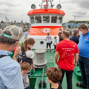 Interessierte besichtigen am Tag der Seenotrettung 2022 an Deck den Seenotrettungskreuzer „Berlin“ im Hafen von Laboe.