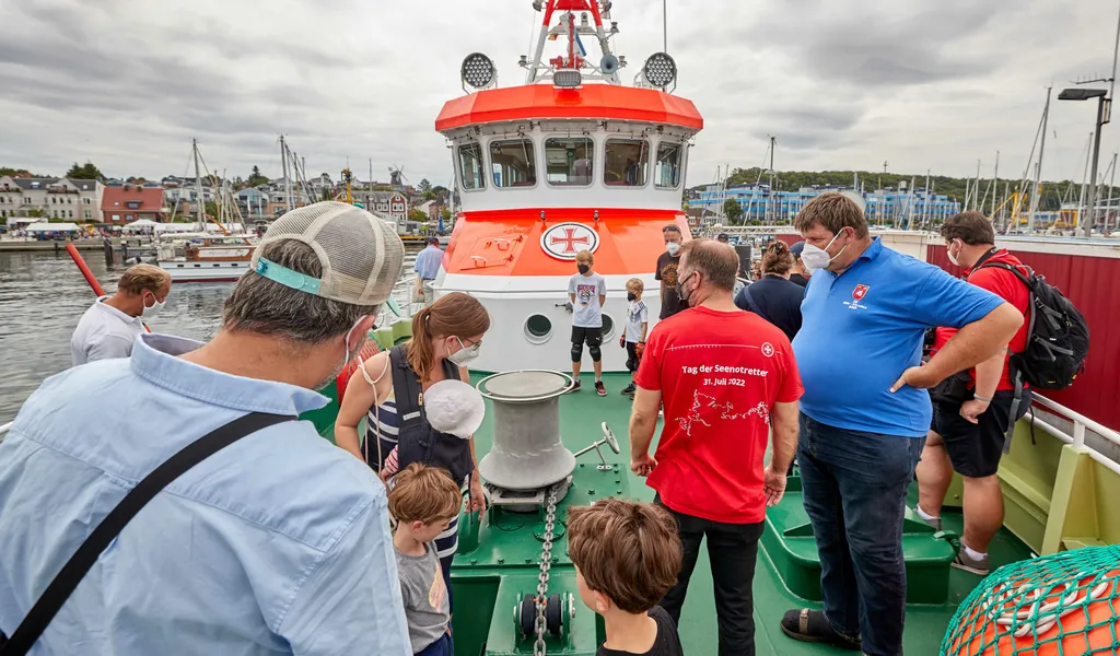 Interessierte besichtigen am Tag der Seenotrettung 2022 an Deck den Seenotrettungskreuzer „Berlin“ im Hafen von Laboe.