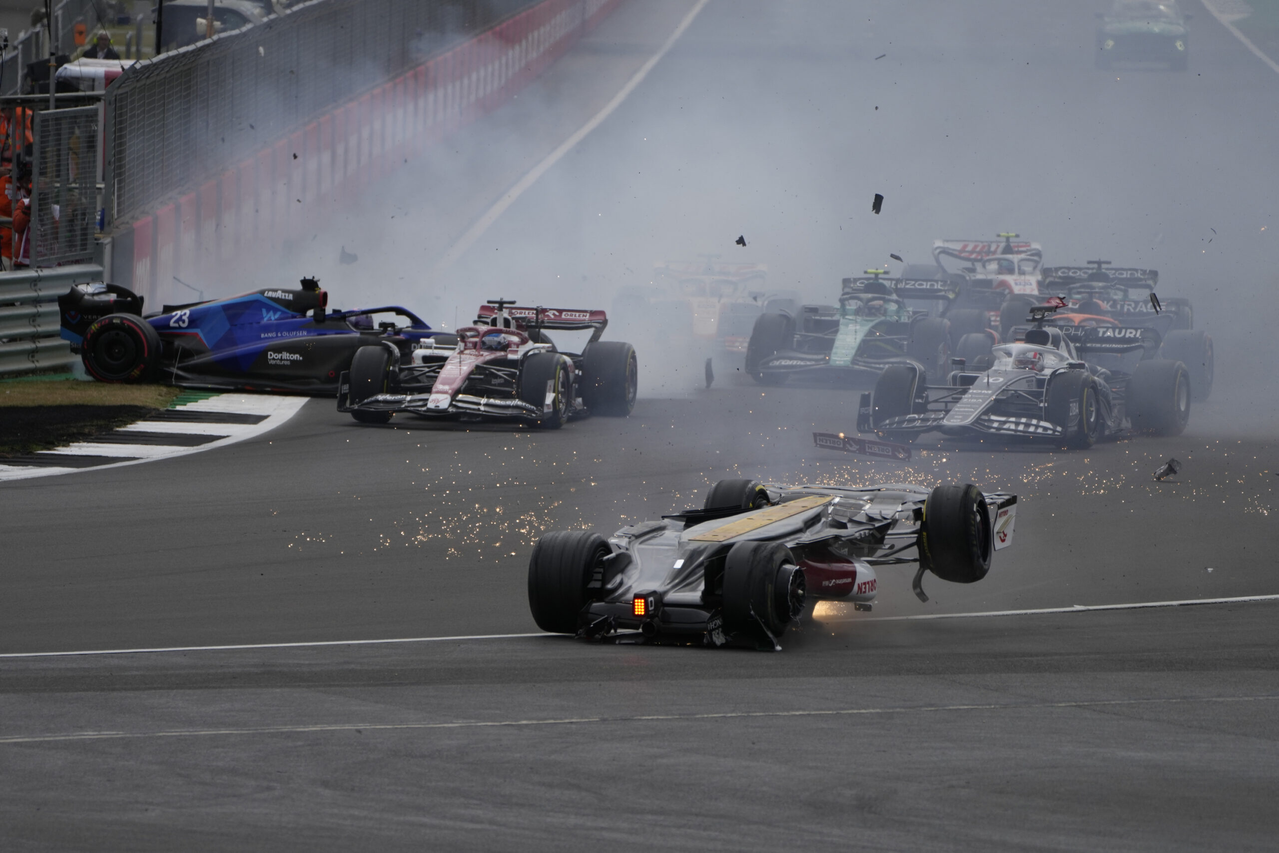 Formel 1 Horror-Unfall von Zhou in Silverstone MOPO