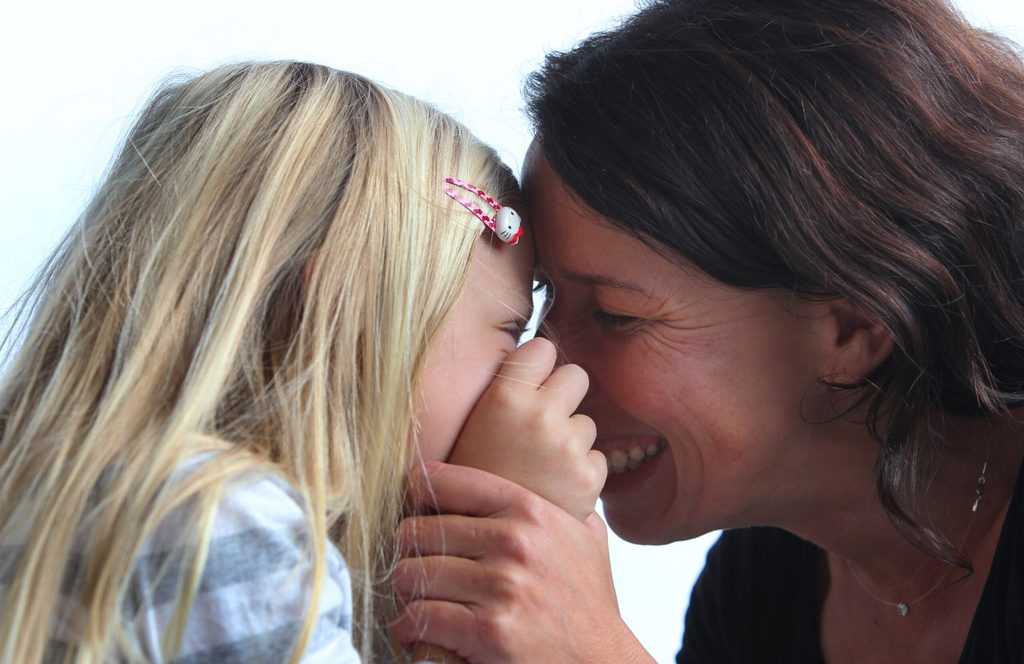 Eine Mutter scherzt mit ihrer Tochter: „Eltern sollten häufiger die schönen Momente mit ihren Kindern in den Fokus rücken“, sagt der Kinderpsychiater.