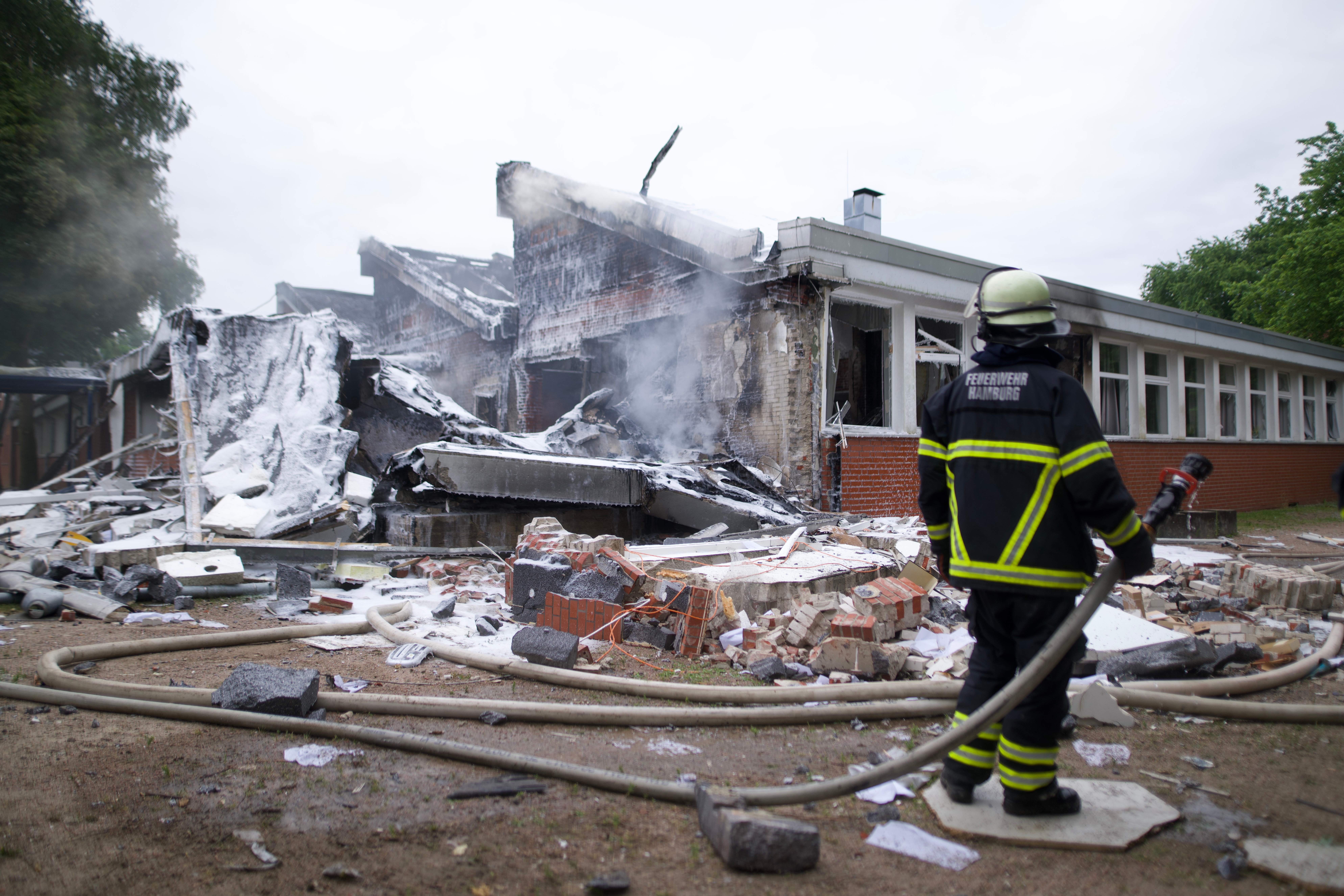 Der Verwaltungstrakt der Stadtteilschule Finkenwerder ist nach einer Explosion vollkommen zerstört.