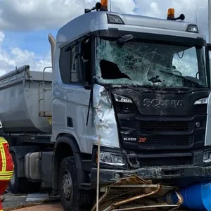 Die Unfallstelle an der Wedeler Cahussee – der Lkw-Fahrer kam verletzt in eine Klinik