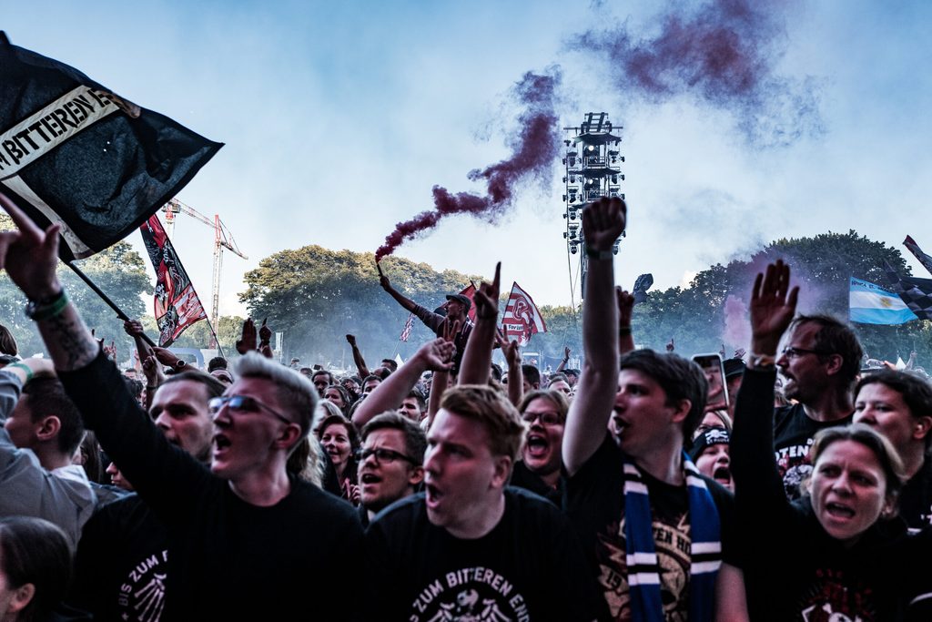 Hosen-Shirts und -Pullis soweit das Auge reicht.