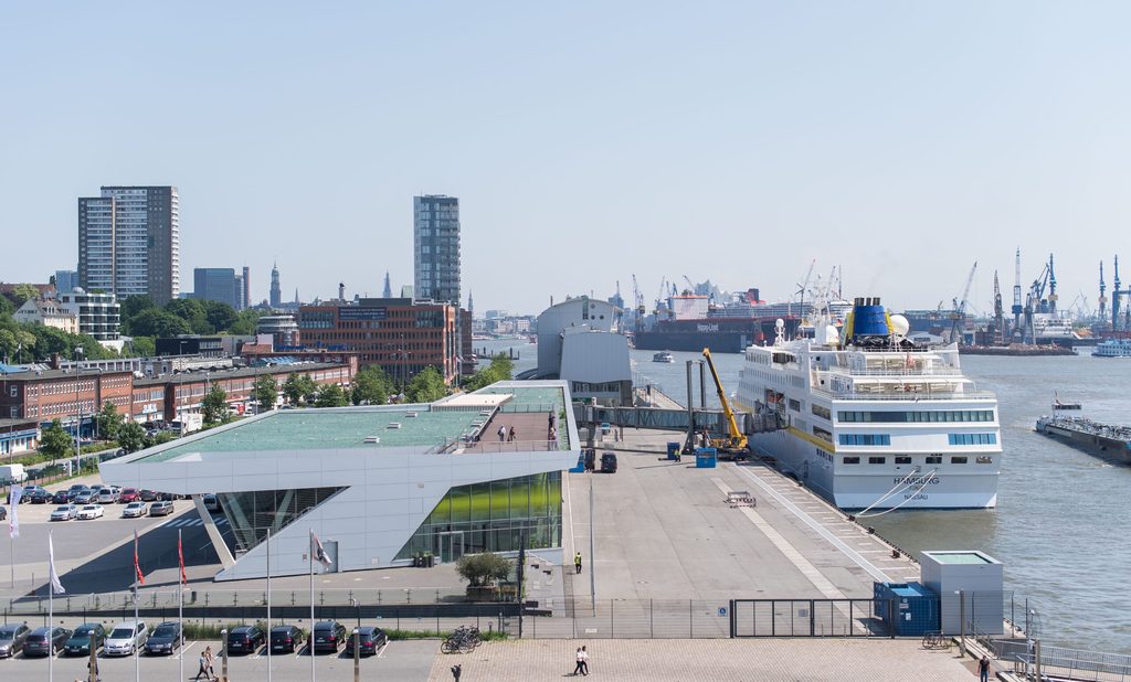 Am Hamburg Cruise Center Altona wird am Wochenende zu bekanntesten Techno-Sounds getanzt – mit bestem Blick auf Hamburg.