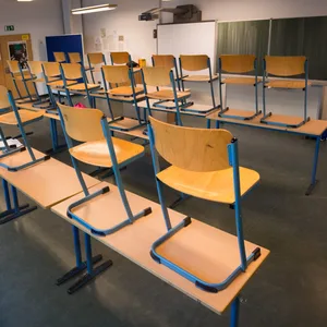 Die Linke wirft Schulsenator Ties Rabe (SPD) vor, die Gesamtzahl ausgefallener Unterrichtseinheiten zu verschleiern. (Symbolbild leeres Klassenzimmer)