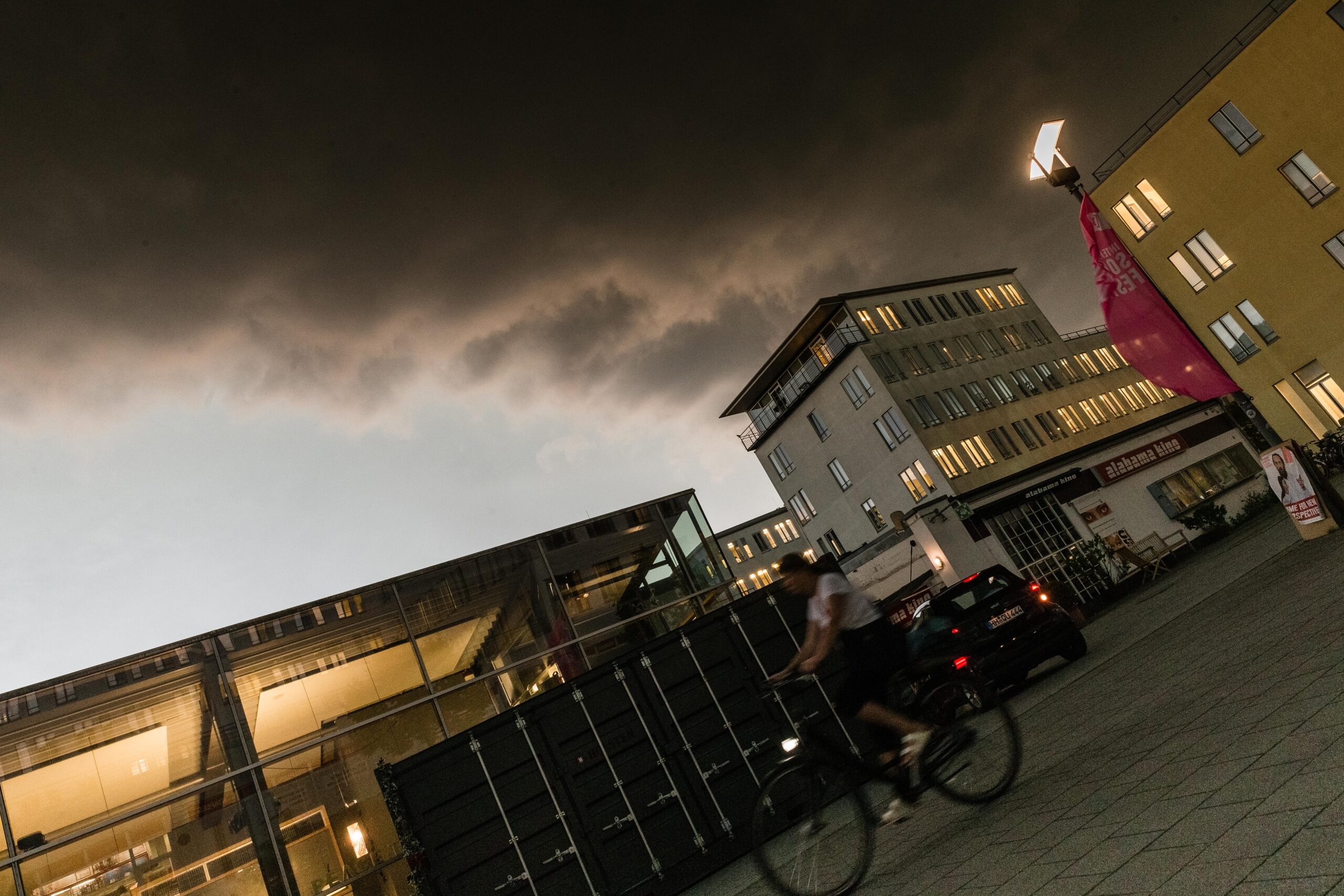 Archivbild: Eine Unwetterfront zieht über den Hamburger Stadtteil Winterhude.