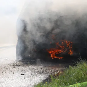 Die Feuerwehr arbeitet am Einsatzort.