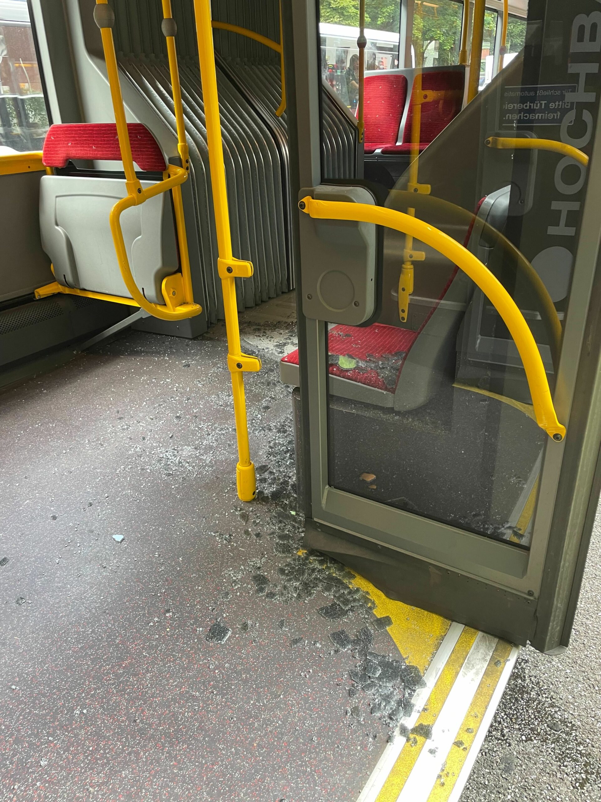 Eine Scheibe im Bus zersplitterte – ein Fahrgast war durch die Bremsung gegen sie prallt.