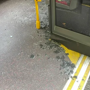 Eine Scheibe im Bus zersplitterte – ein Fahrgast war durch die Bremsung gegen sie prallt.