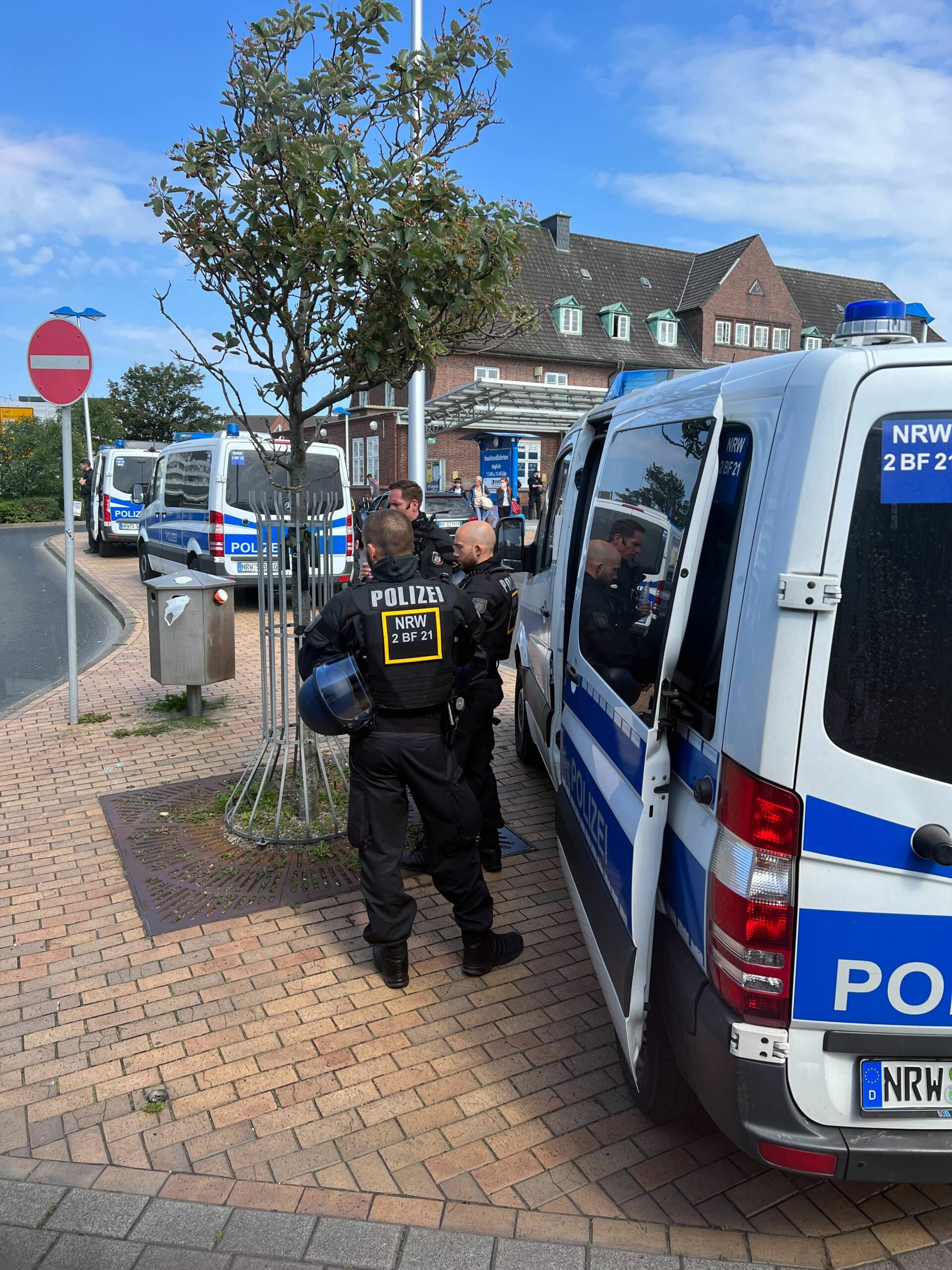 Polizeibeamte vor dem Bahnhof Westerland auf Sylt.