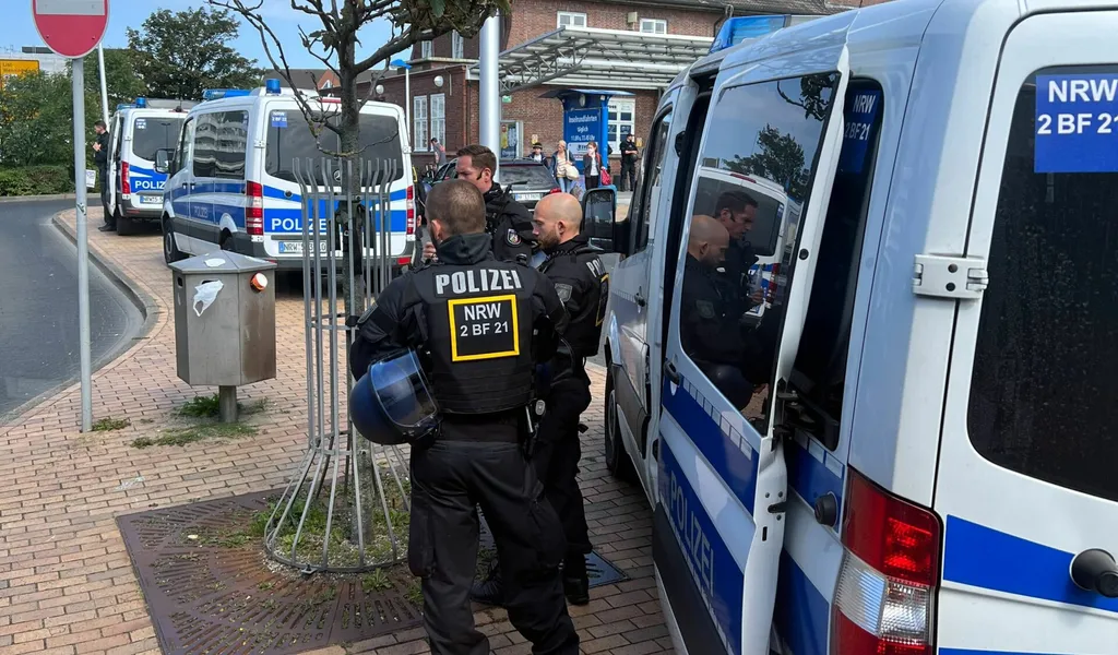 Polizeibeamte vor dem Bahnhof Westerland auf Sylt.