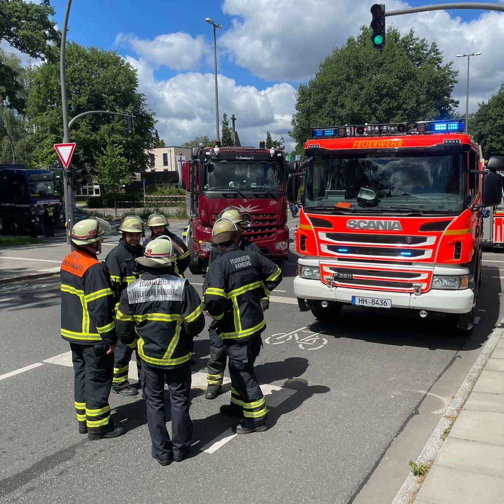 Feuerwehrkräfte am Unfallort in Hamburg. Eine Frau kam ums Leben.