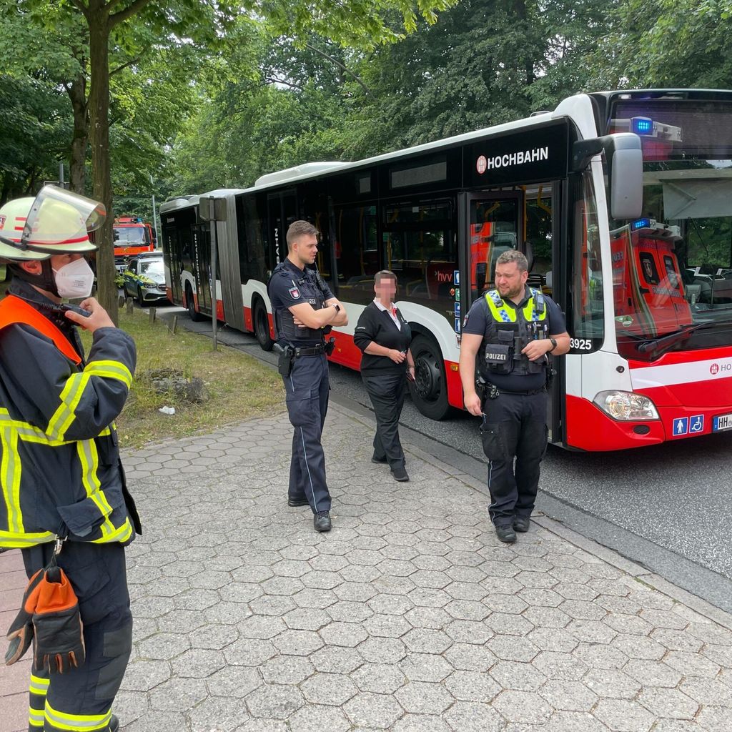 Polizisten und die Busfahrerin vor dem Bus der Linie 26 in Richtung Rübenkamp.