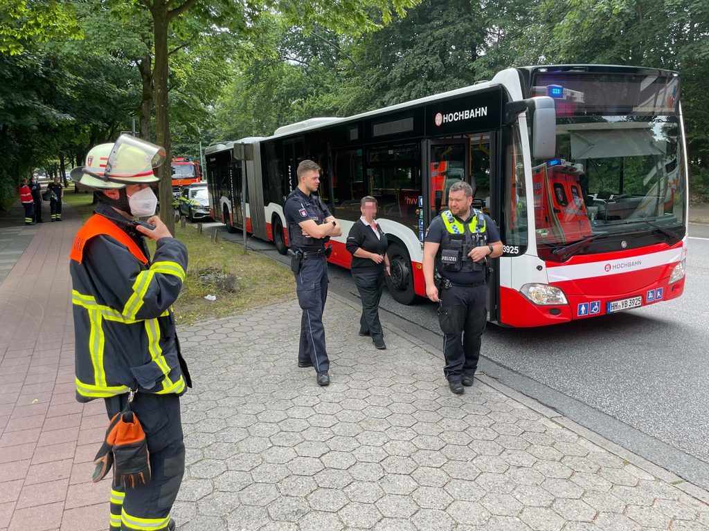 Polizisten und die Busfahrerin vor dem Bus der Linie 26 in Richtung Rübenkamp.