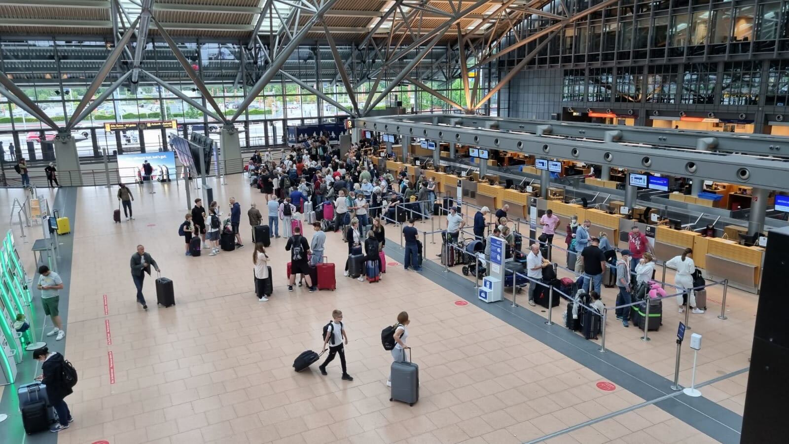 Am Hamburger Flughafen herrschte am Freitag zwar Hochbetrieb, in das befürchtete Chaos mündete das allerdings nicht.