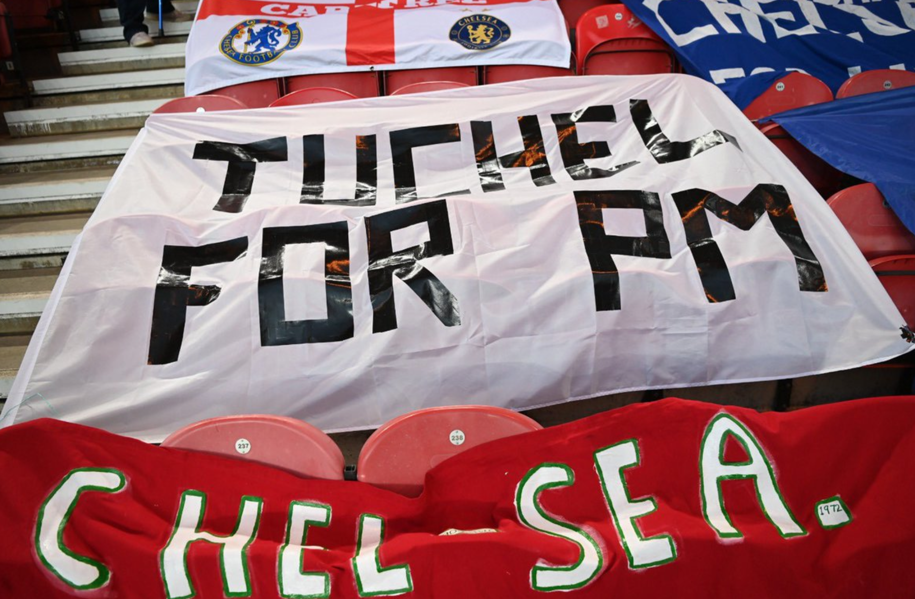 Chelsea-Fans präsentieren ein Banner mit der Aufschrift „Tuchel for Premierminister“