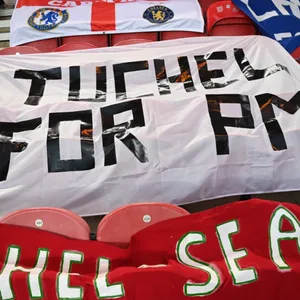 Chelsea-Fans präsentieren ein Banner mit der Aufschrift „Tuchel for Premierminister“