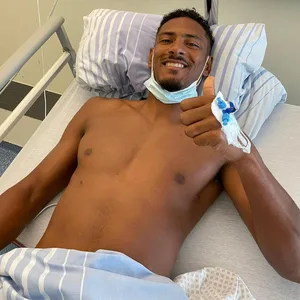 Sebastien Haller meldet sich, nach überstandenen ersten Schritten über Instagram zu Wort.