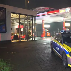 Der Angeklagte soll im Dezember vergangenen Jahres auch den Überfall auf die „Star“-Tankstelle am Kattensteert verübt haben.