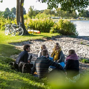 Radfahrer machen Rast an einem See in Schleswig-Holstein