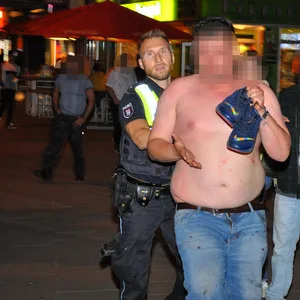 Auf dem Kiez kam es in der Nacht zum Mittwoch zu einer Schlägerei unter Domschaustellern.